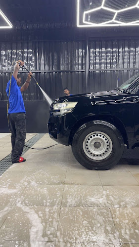 World wash car wash عالم الغسيل لغسيل السيارات in industrial area